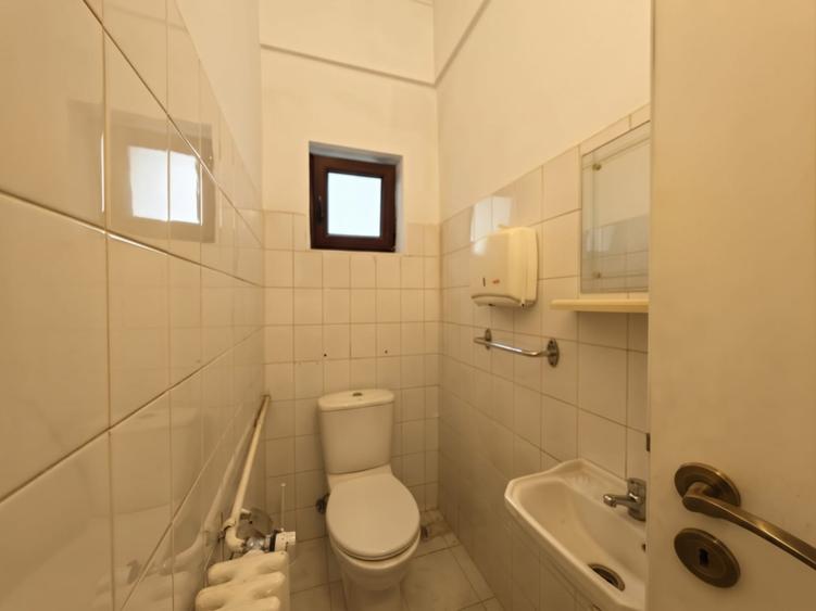 Apartament cu 6 camere nedecomandat în Aviatorilor