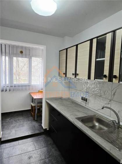 Apartament cu 3 camere decomandat, mobilat în Titan
