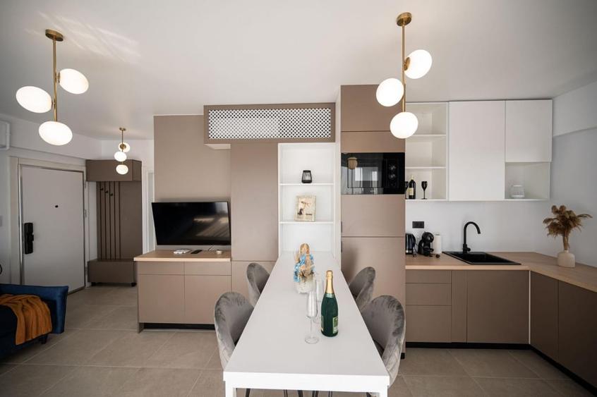 Apartament cu 2 camere semidecomandat, mobilat în Central