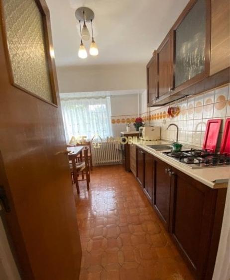 Apartament cu 3 camere decomandat, mobilat în P-ța Unirii