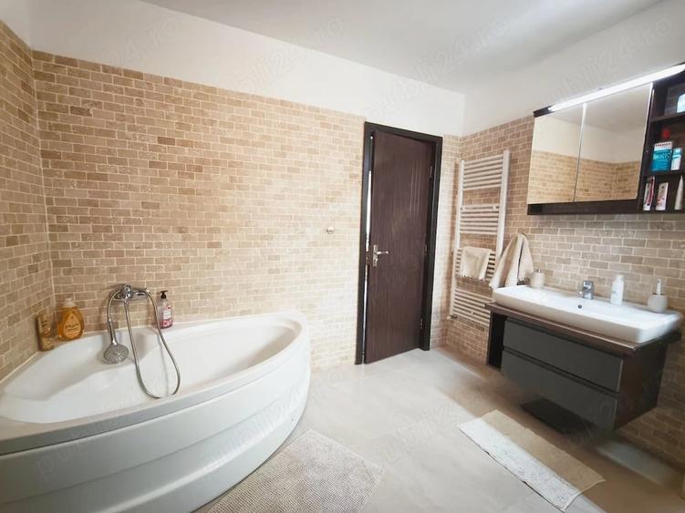 Apartament cu 4 camere decomandat în Est