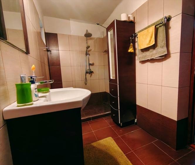 Casă individuală cu 5 camere cu Canalizare în Km 5