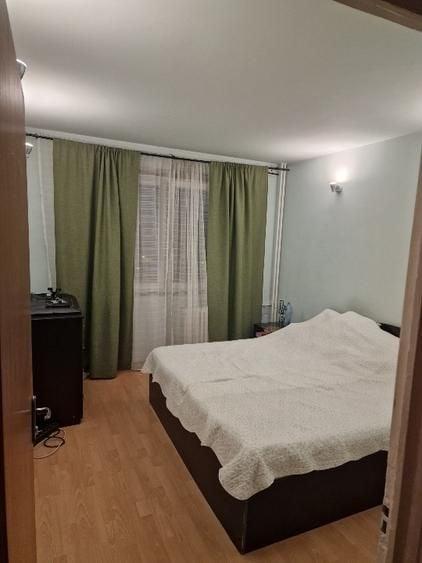 Apartament cu 4 camere semidecomandat, mobilat în Rahova