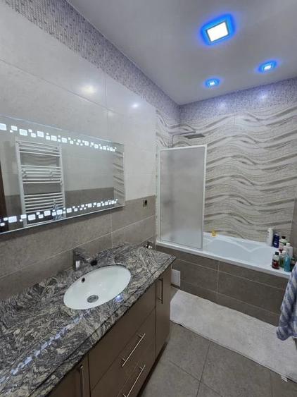 Apartament cu 3 camere decomandat în Tractorul