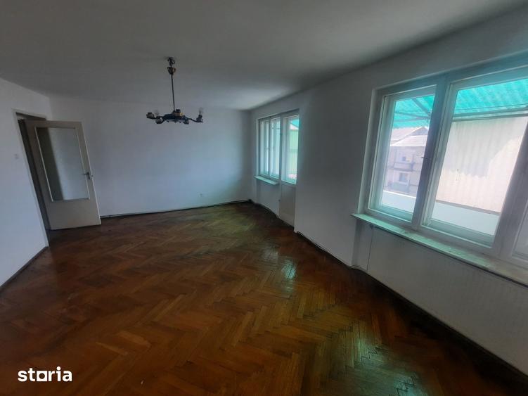 Apartament cu 4 camere în Semicentral