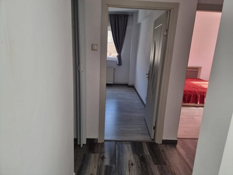 Apartament cu 3 camere semidecomandat, mobilat în Azuga