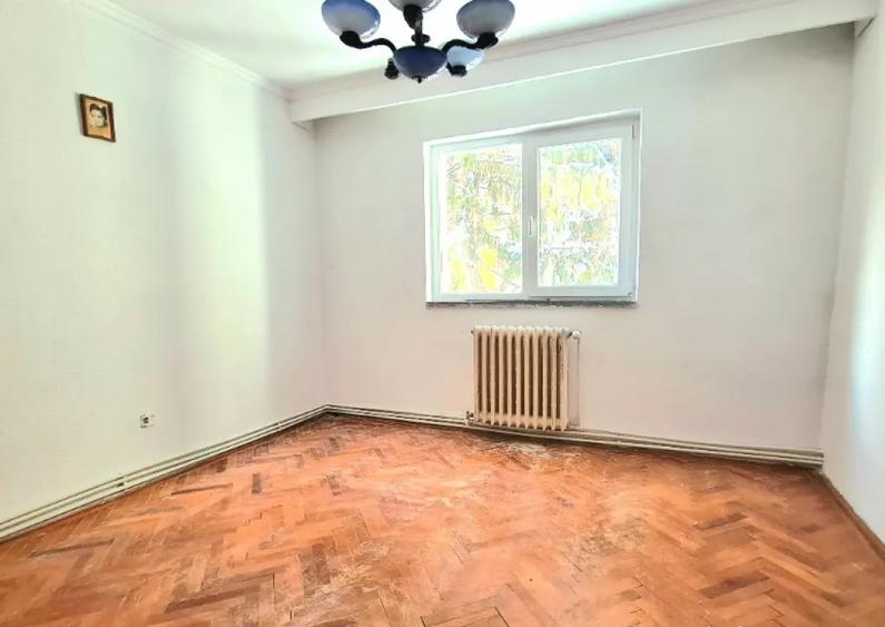 Vand apartament 2 camere, dec. et. 1, balcon mare, Curtea de Arges, str. Elena Cuza - 1