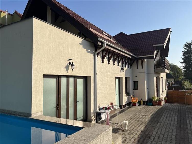 Casa de vanzare in zona Moca de 380 mp utili, cu piscina si curte de 733 mp - 1