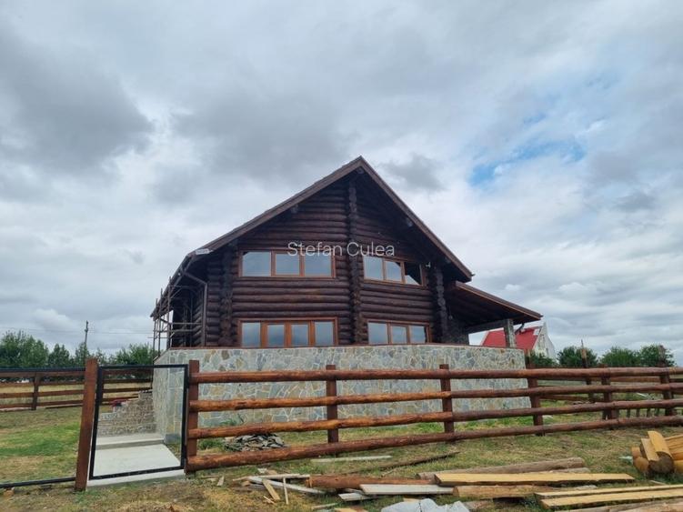 Casa modernizată în 2024 din bușteni de brad Casa modernizată în 2024 din bușteni de brad