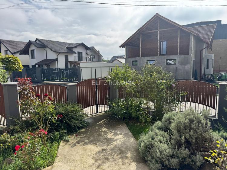 Casa superba intr-o zona linistita - 4 dormitoare, 3 bai, living spatios si grad