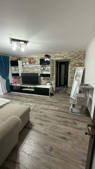 Vand Apartamen Cu 2 Camere Semidecomandat - 1