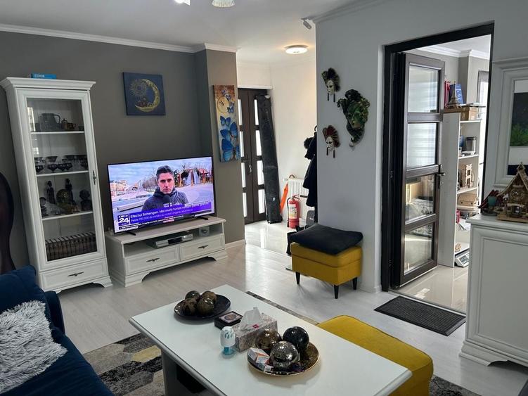 Vilă Impunătoare de Vânzare în Bușteni - Ideală pentru Investiție - 1