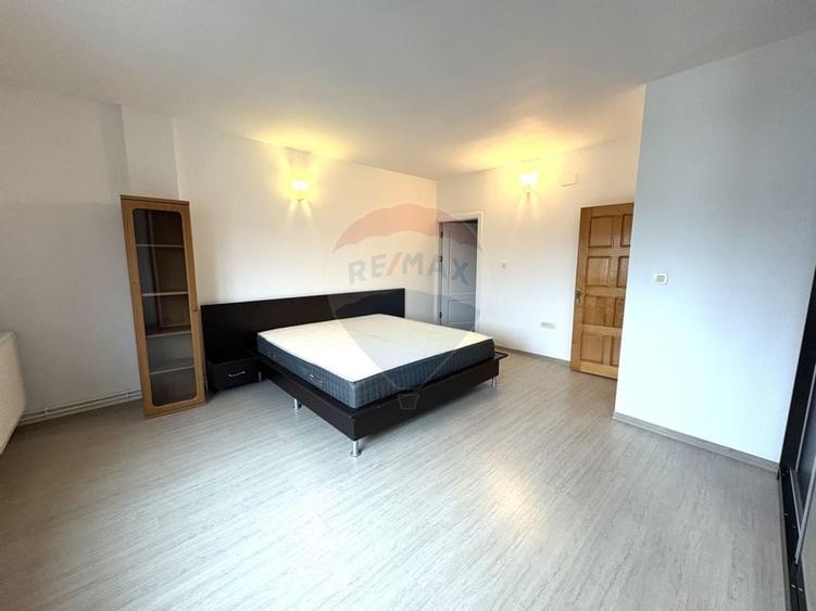 Casă / Vilă cu 5 camere de închiriat în zona Palazu Mare - 9