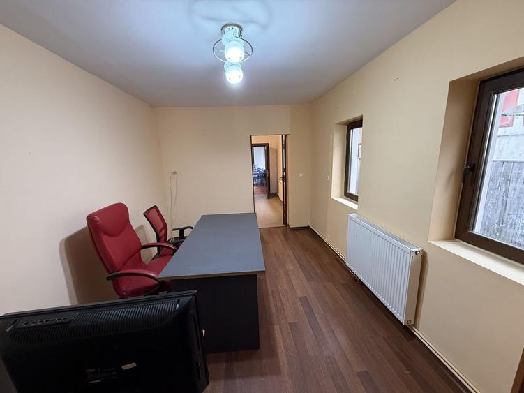 Spațiu de închiriat în Vilă - 2 camere+birou+curte în Campina - 1