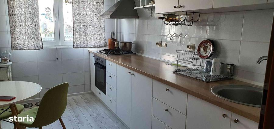 Apartament cu 3 camere, mobilat în Vitan