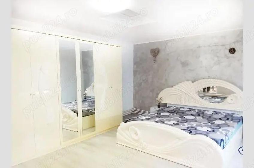 Doua case intr-o curte, partial din caramida, cu interior renovat in anul 2025, in zona buna, - 1