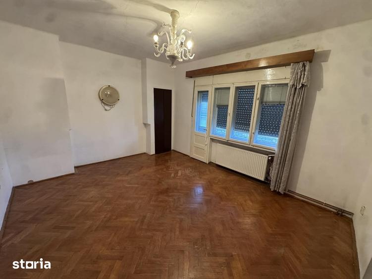 Casă cu 9 camere decomandat cu Teren 101 Mp în Central