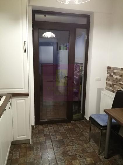 Apartament cu 3 camere semidecomandat, mobilat în Haliu