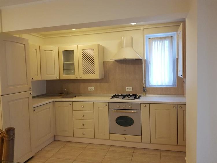 Apartament cu 3 camere decomandat, mobilat în Exterior Nord