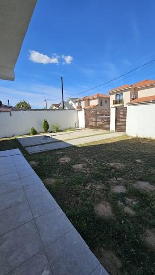 Casă individuală cu 5 camere cu Canalizare în Malu Mare