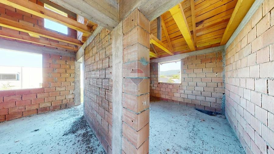 Casă cu 5 camere cu Teren 1000 Mp în Cristian