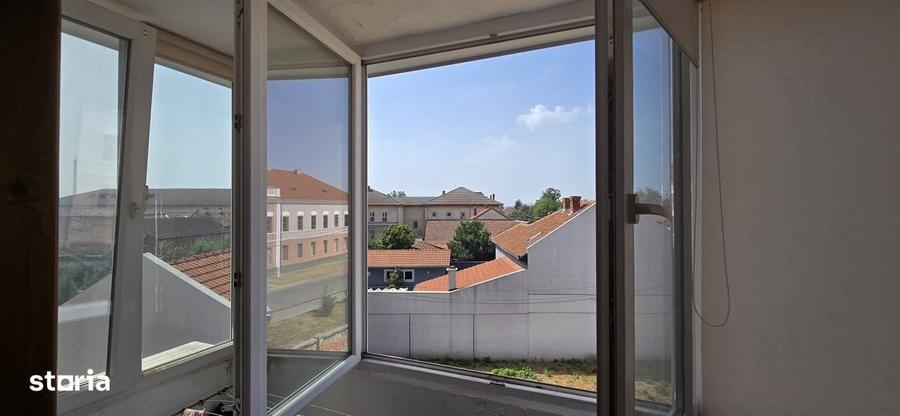 Apartament cu 3 camere semidecomandat în Central