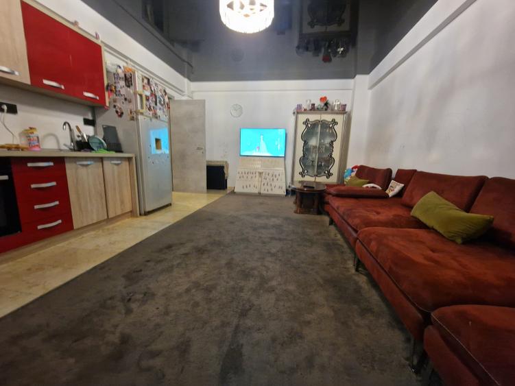 Apartament cu 3 camere decomandat în Palazu Mare