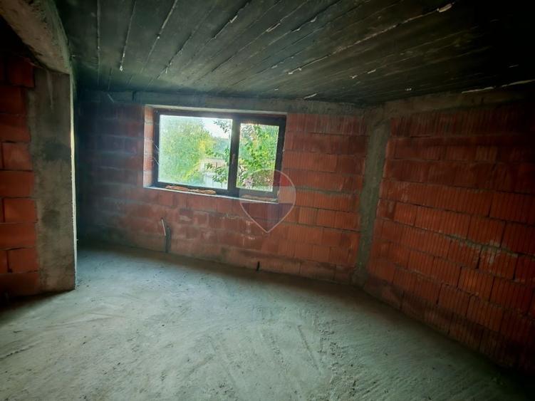 Casă individuală cu 10 camere cu Teren 4826 Mp în Breasta