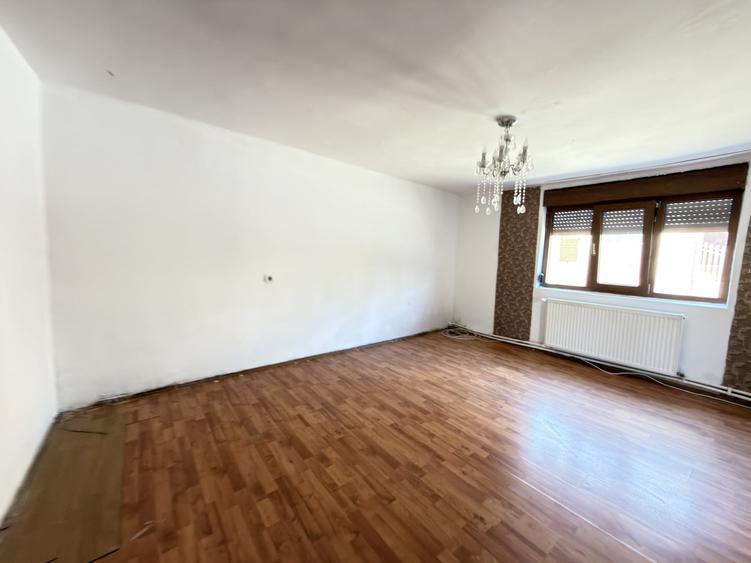 Casă individuală cu 6 camere cu Canalizare în Ghiroda