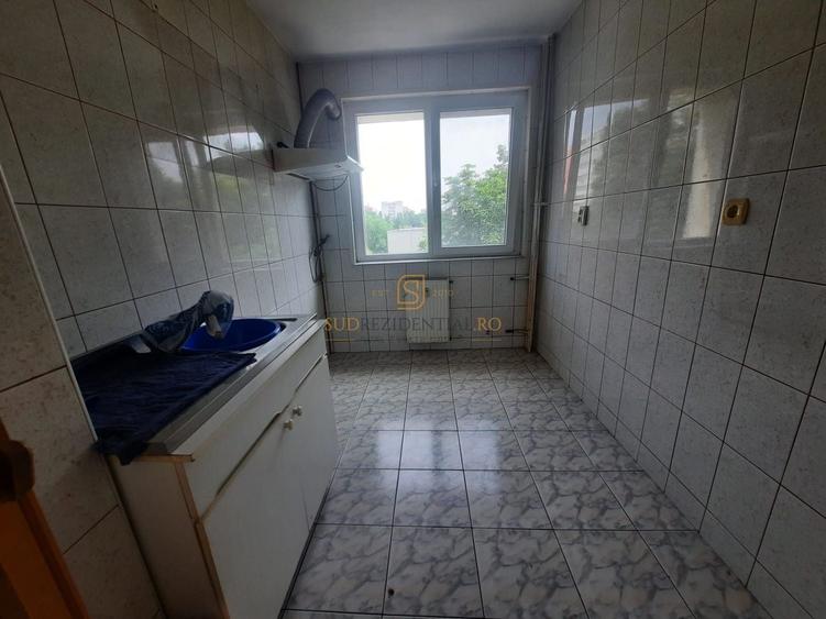 Apartament cu 3 camere semidecomandat în Berceni