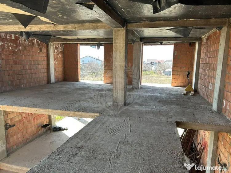 Casa la rosu. Strejnicu. 6 camere - 10