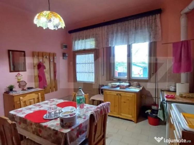 Casa renovabila cu 2 spatii comerciale, 416.6 mp, teren de 7 - 12