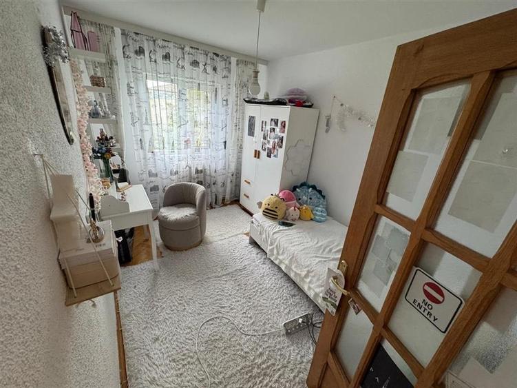 3 camere, etaj 3 cu acoperis, 2 balcoane , 2 bai, zona centrala - 9