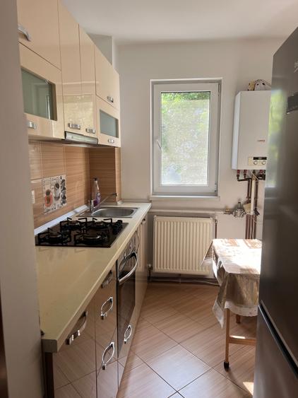 Inchiriez apartament semidecomandat str.Milcov - 2