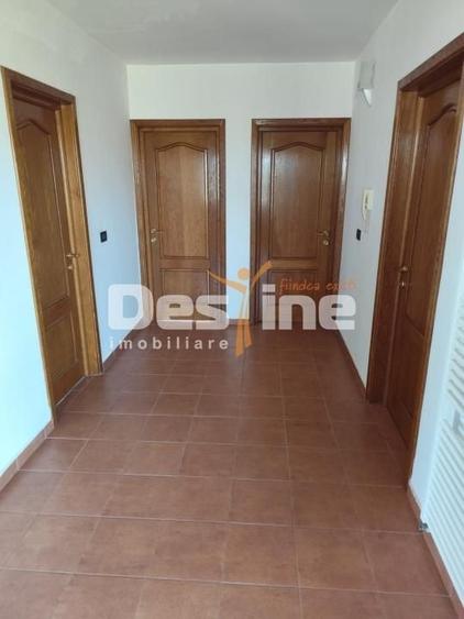 Casă individuală cu 6 camere cu Canalizare în Goruna