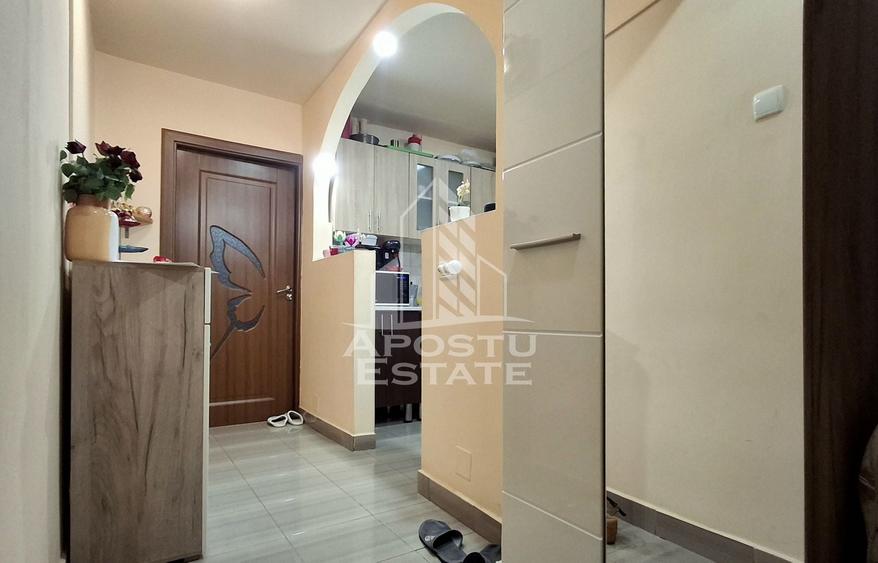 Apartament cu 2 camere semidecomandat, mobilat în Micălaca