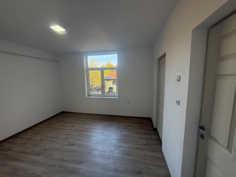 2 corpuri de Casă renovate + teren 125 mp Campina - 8