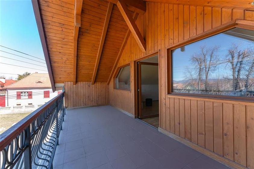 Clasa A, rezidential/ servicii/ investitional, 2.240 mp teren,Central,Halchiu,Br - 54