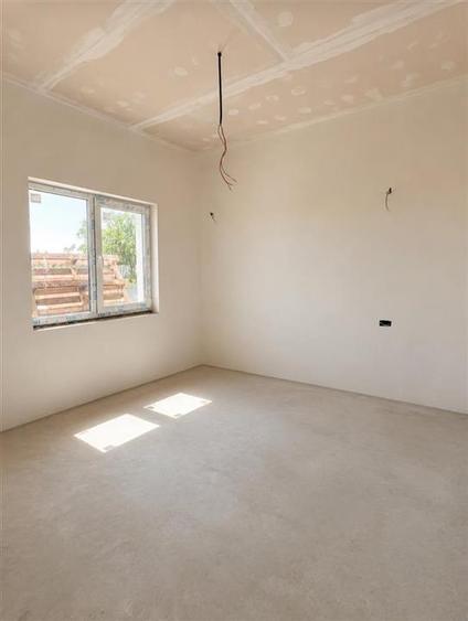 Casă cu 4 camere cu Teren 485 Mp în Sânmartin