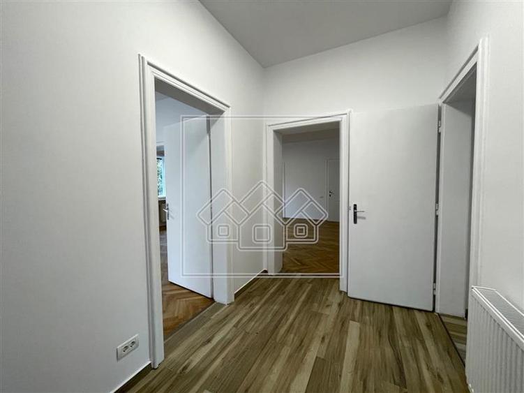 Casă individuală cu 12 camere cu Teren 600 Mp în Hipodrom 1
