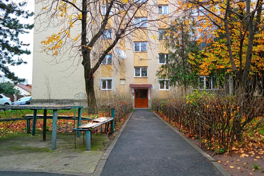 Vand apartement 5 camere + garaj sub bloc zona Vlaicu-Stupilor - 1