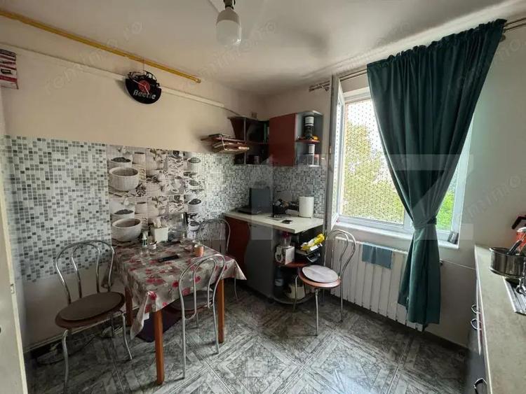 Apartament de vanzare, cu 3 camere decomandat, 61 mp, zona Progresul - 1