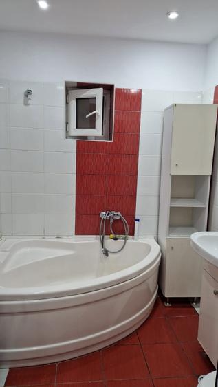 Vand sau inchiriez(minim 6 luni)apartament 3 camere - 6