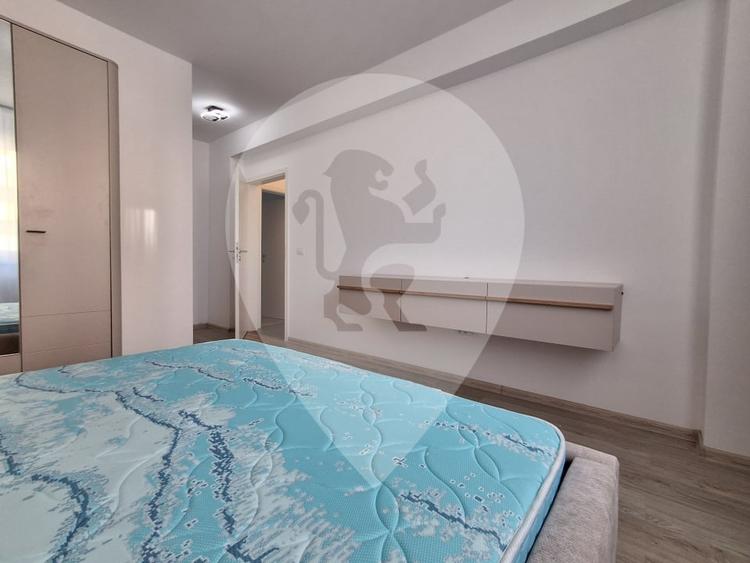Apartament cu 3 camere decomandat în Tractorul