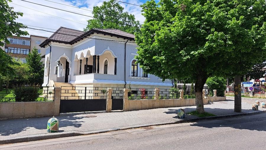 Casă individuală cu 5 camere cu Canalizare în Central