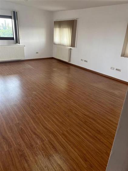 Apartament cu 3 camere semidecomandat în Bucureștii Noi