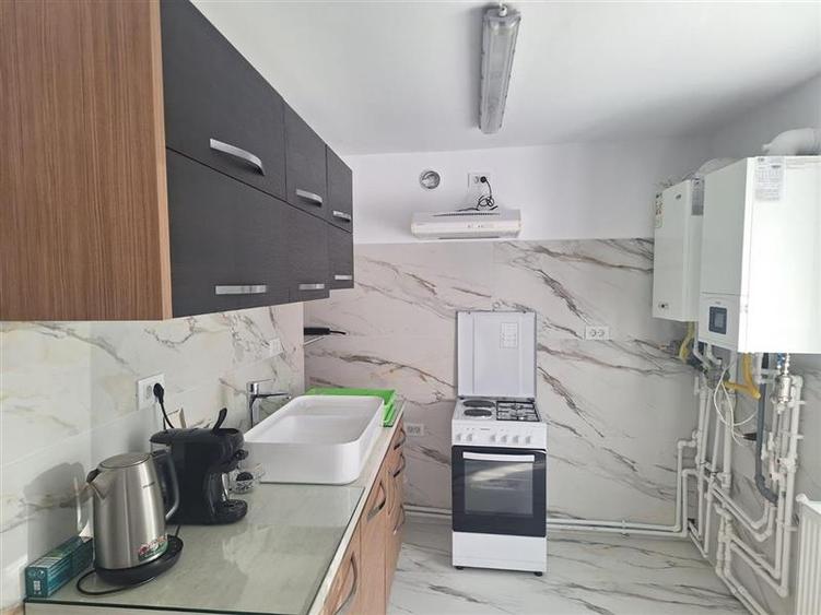 Casă individuală cu 6 camere cu Canalizare în Central