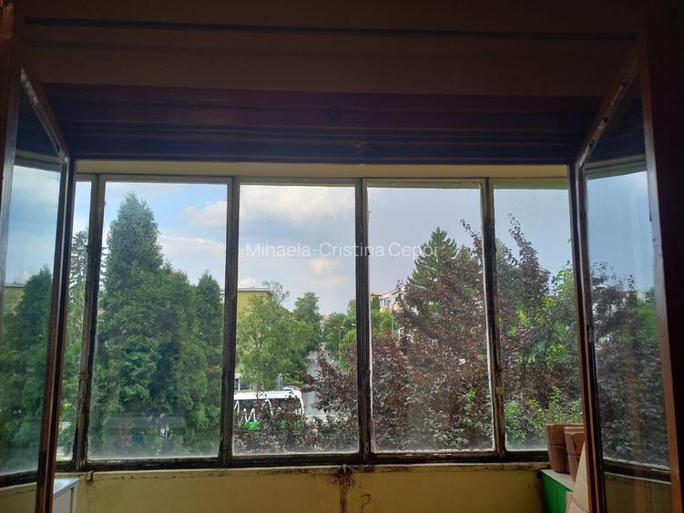 Apartament cu trei camere intr-o zona buna Apartament cu trei camere intr-o zona buna