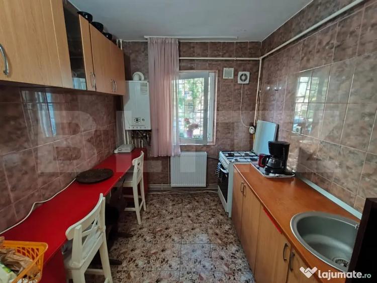 Apartament cu 3 camere decomandat în Sud