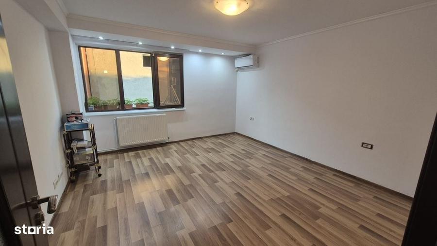 Apartament cu 4 camere decomandat în Victoriei